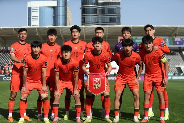 爱游戏体育-U23国足今日启程飞赴吉达，备战对阵乌兹别克斯坦的比赛