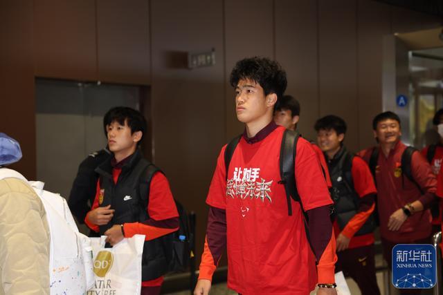U23国足抵达北京，大批球迷到机场迎接