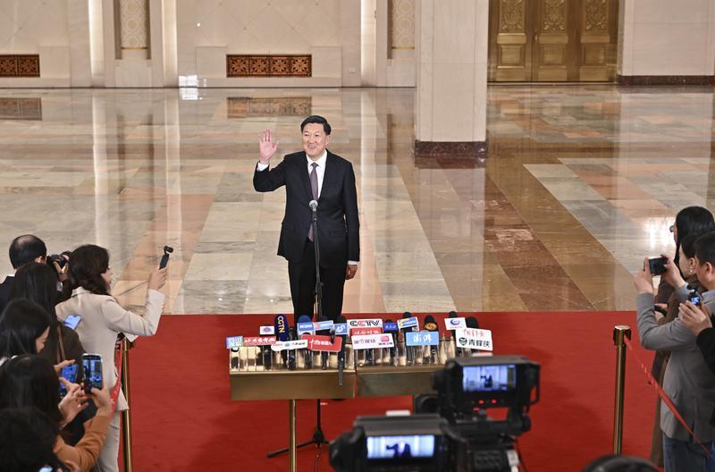 爱游戏体育官方入口-“尔滨”冰雪季火到438名儿童走丢？代表委员为体育经济献策