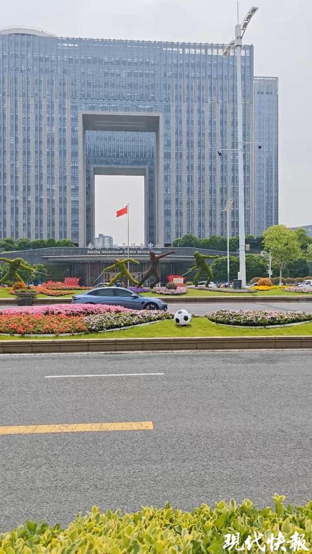 爱游戏体育登录入口-18小时长效保洁、网红“布布鸭”惊喜亮相，苏超南京主场“颜值”有保障